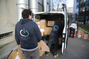 Valentin Deygas et Gregory Rebattu charge des cartons de Kantar dans un camion
