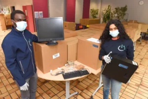 Équipe WeeeFund donne des ordinateurs au centre social à Duchère