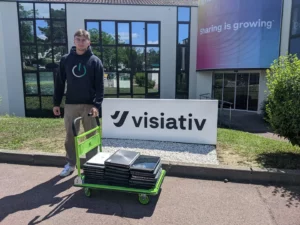 Mario Ganz devant bâtiment de Visiativ