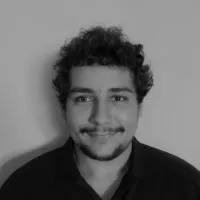 Portrait en noir et blanc de Yanis Dilmi