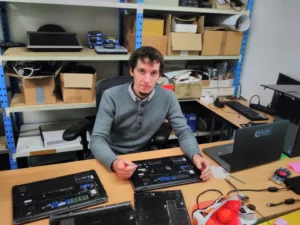 Cyprien Lefebvre entrain réparer des ordinateurs