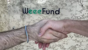 Serrer les mains entre partenaire de WeeeFund